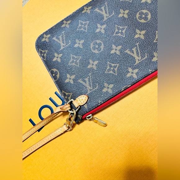 LOUIS VUITTON Pouch/Wristlet - Picture 4 of 6